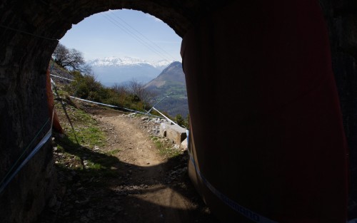 Un Piccolo Tunnel Che Passa Sotto La Funicolare Che Serve A Portare In Cima I Rider.