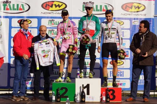 Il podio maschile: accanto a Fontana, il vincitore del Giro d'Italia Gioele Bertolini.