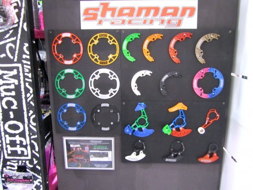 I guidacatena Shaman si possono comporre e creare abbinamenti cromatici perfetti con la propria bici. Distribuiti da 4guimp.it
