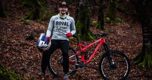 Greg Callaghan Entra Nell'Unior Devinci Factory Racing