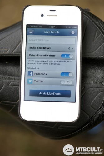 La schermata di condivisione social del Live Tracking su un iPhone. Questa operazione è possibile tramite l'App Garmin Connect Mobile (gratis per iOs e Android).