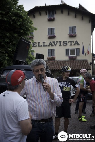 Il sindaco di Bossolasco, località della partenza della prima Ps, parla dell'Hotel Bellavista (alle sue spalle) e del suo incontro con Beppe Fenoglio, nato e cresciuto proprio nelle Langhe.