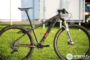 Eurobike - Axevo X Pro 27 Carbon: Solo 7,55 Kg...