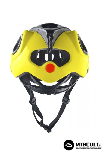 Il Supacross è il primo casco Urge ad avere la regolazione posteriore della calzata. 