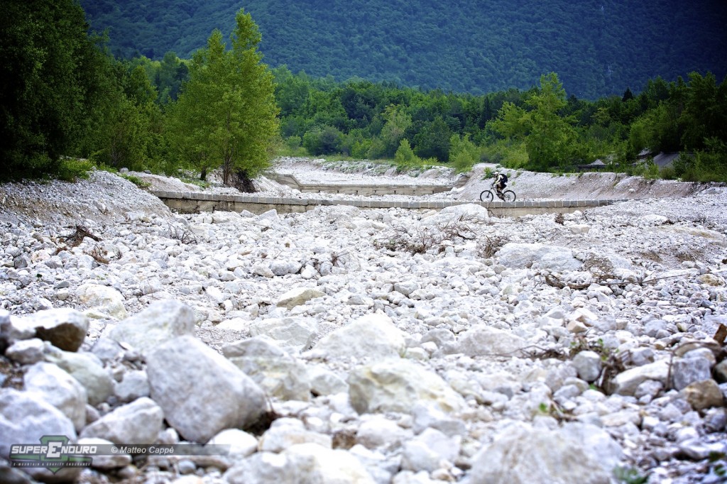 Scenario tipico delle Prealpi: il letto di un fiume asciugato, nonostante le piogge dei mesi precedenti la gara.