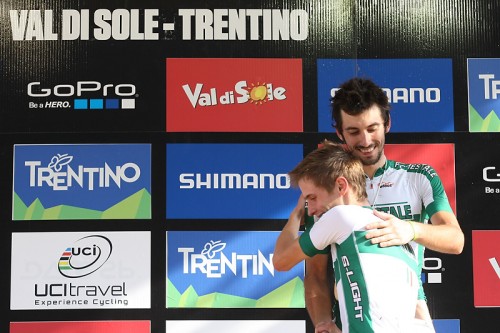 Braidot abbraccia Pettinà salendo sul podio.