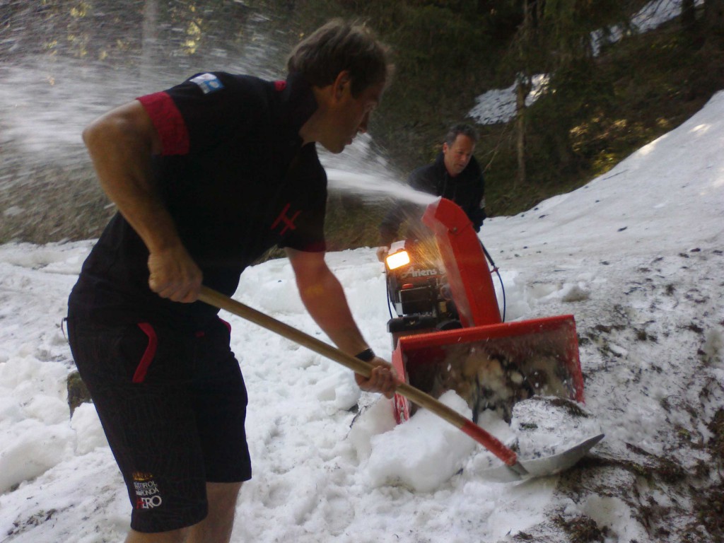 Peter Runggaldier (direttore tecnico di gara) e Alfred Runggaldier (responsabile della assistenza tecnica e dei ristori) sono al lavoro per ripulire il tracciato di gara dalla neve che copre i sentieri in alta quota.